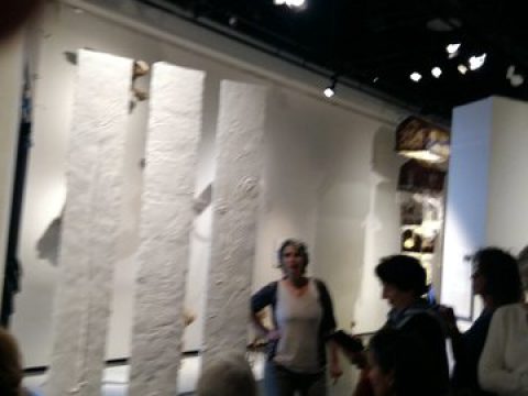 ננעה – ליד עבודתה המוצגת בתערוכה